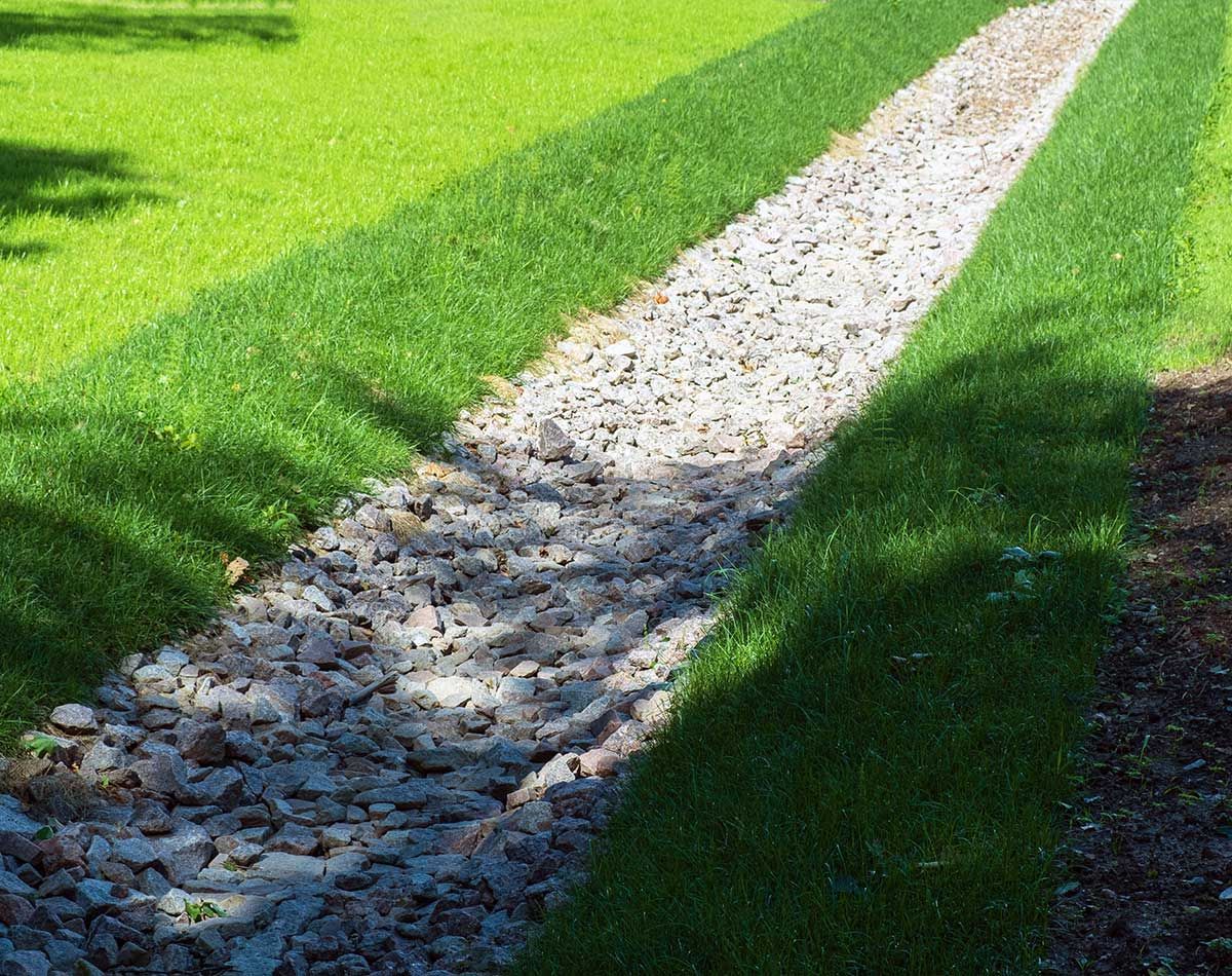 Drain sur un terrain herbeux