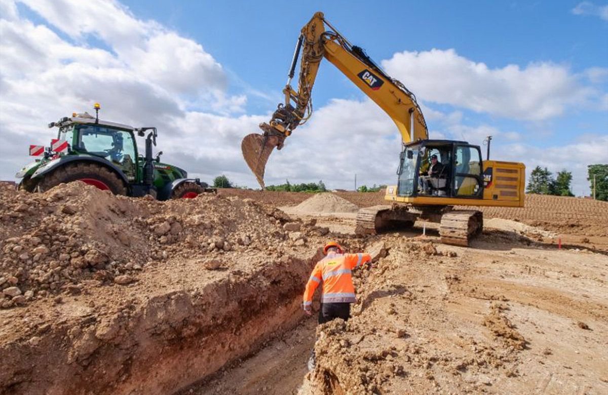 Travaux de terrassement réalisés par l'entreprise Barbu Terrassement à l'aide d'un tracteur et d'une pelleteuse 