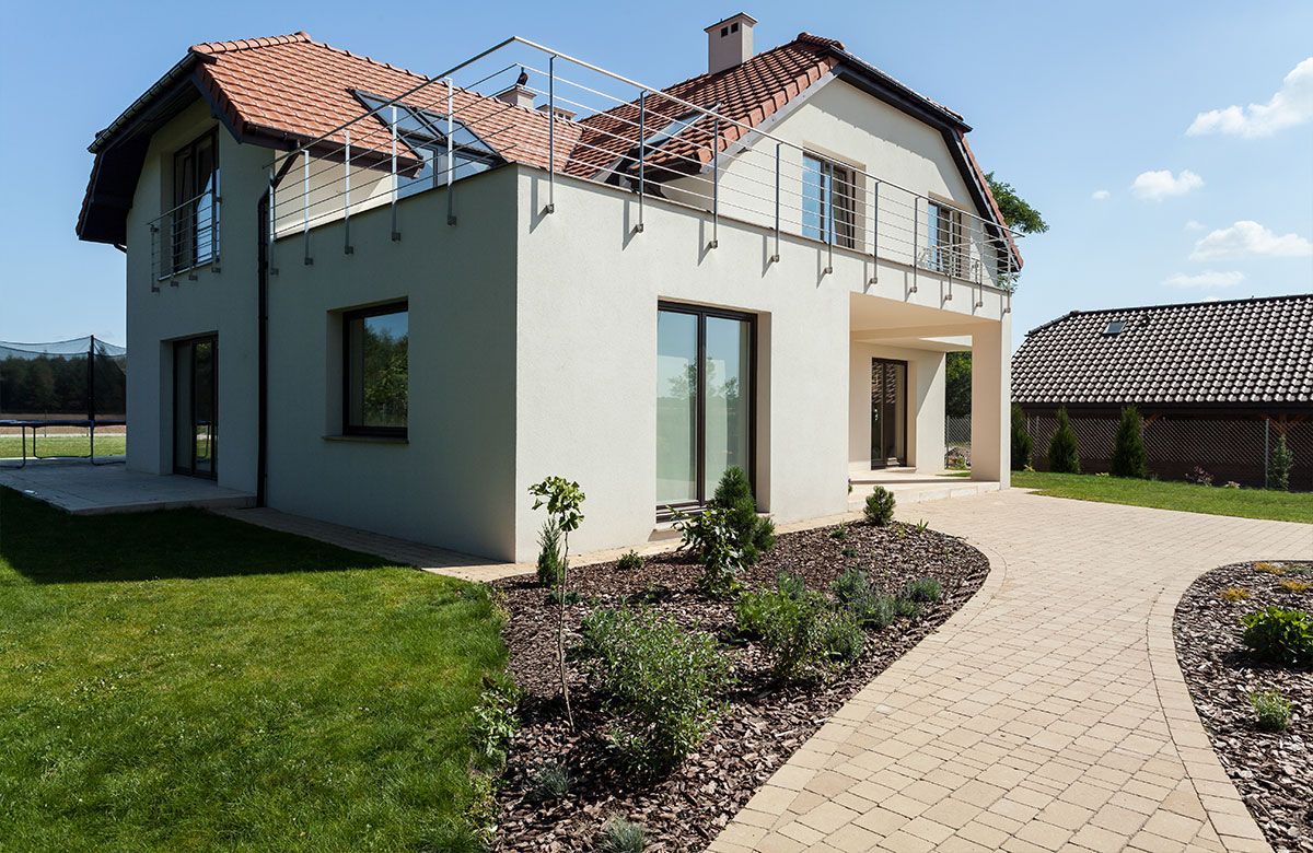 Allée de maison dans un jardin