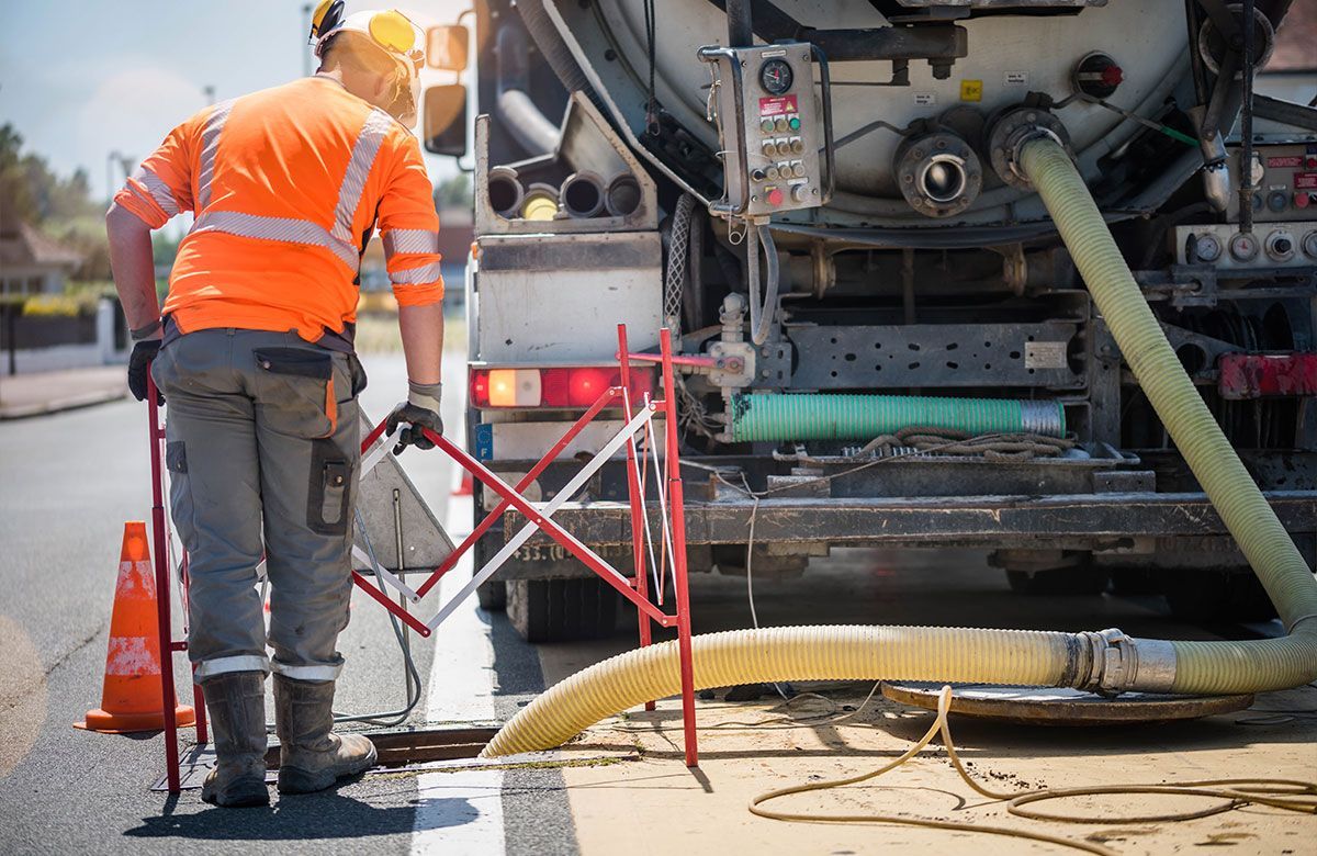 Débouchage de canalisation réalisé par un camion d'assainissement 