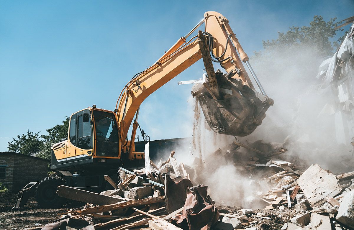 Travaux de démolition générant un nuage de poussière