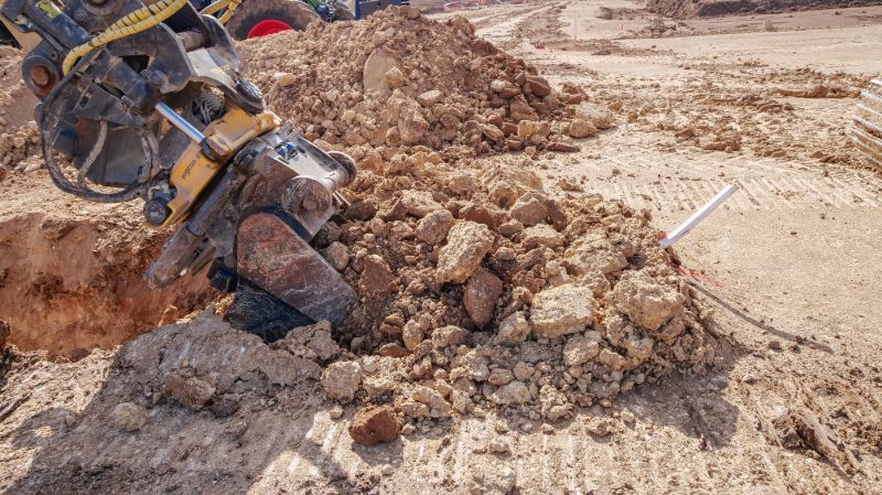 Gravats retournés par le godet d'une pelleteuse