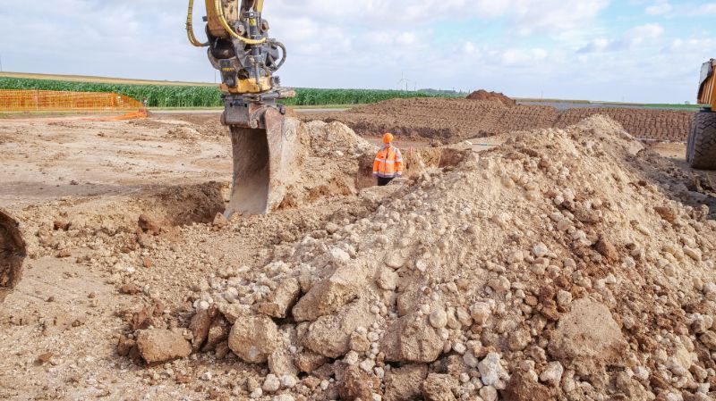 Pelleteuse creusant une tranchée