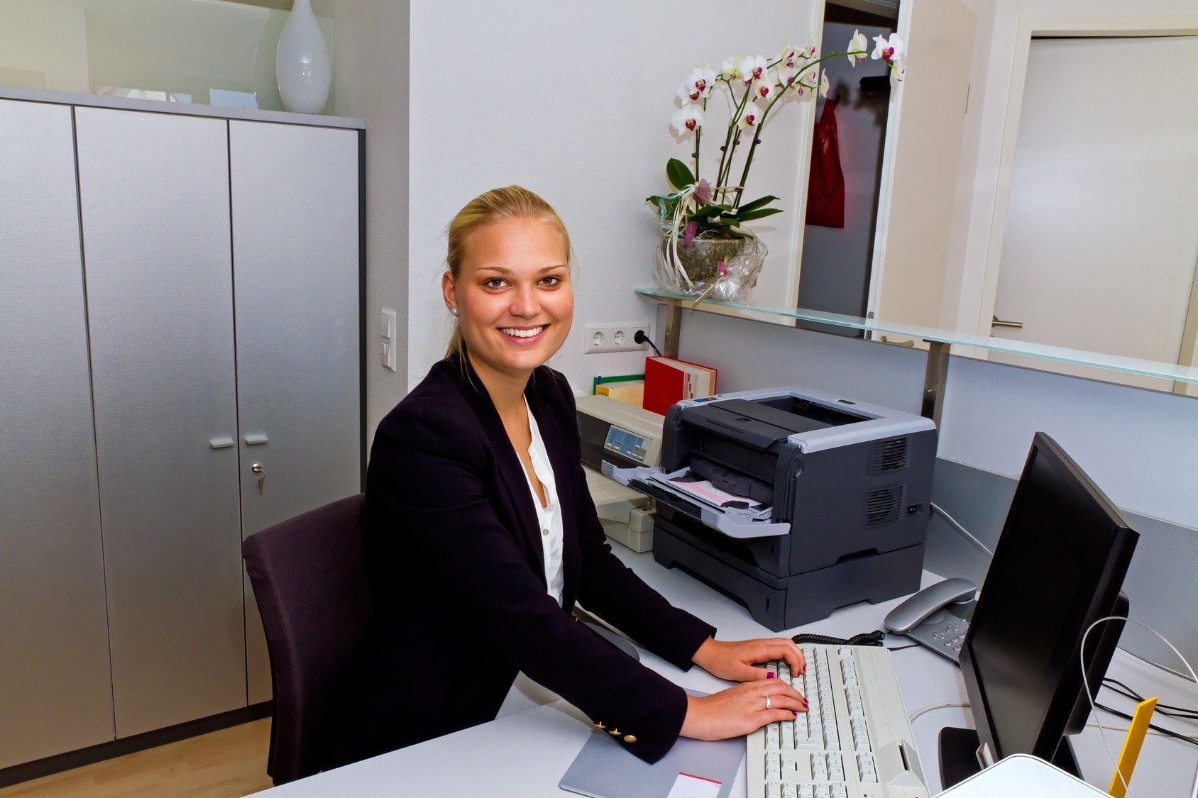 Eine Frau vor einem PC.