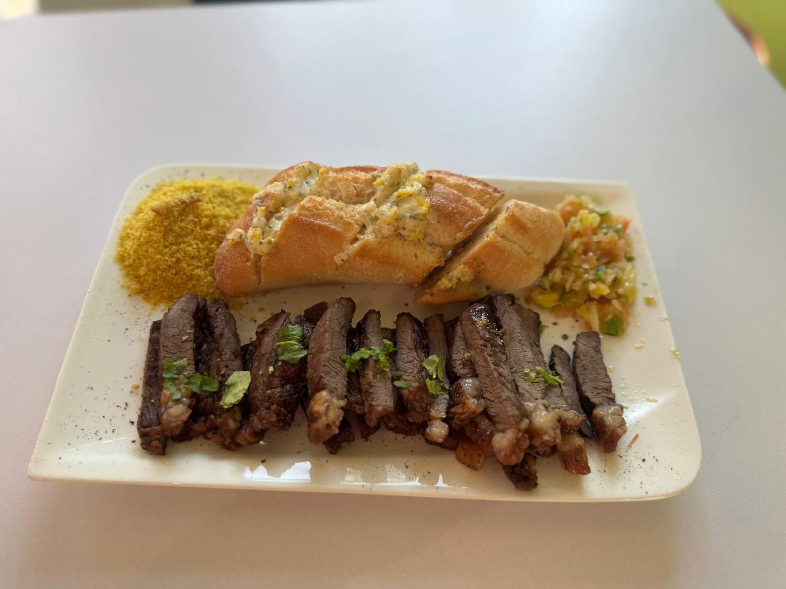 Carnes seleccionadas y acompa&ntilde;amientos tradicionales