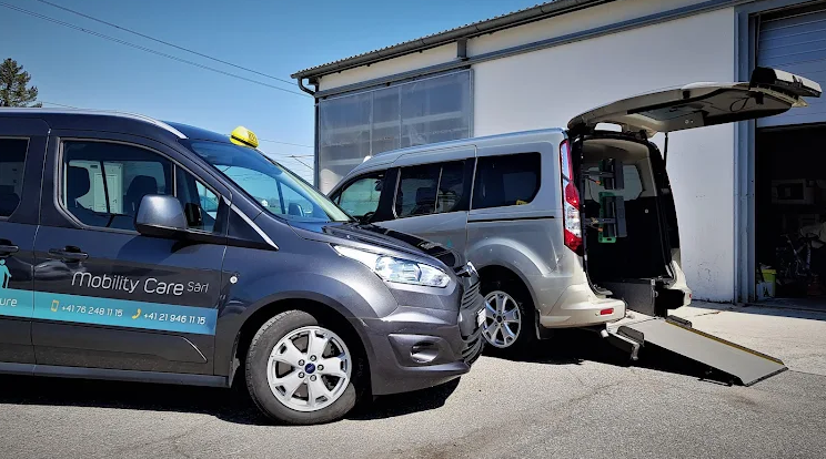une personne en fauteuil monte sur une rampe pour prendre place dans un véhicule adapté 