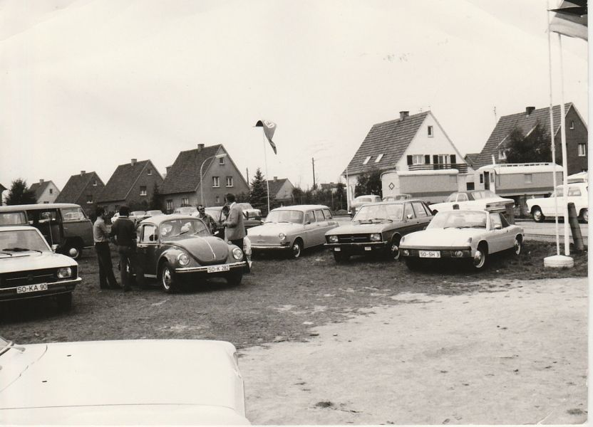 Ein Schwarzweißfoto von auf einem Parkplatz geparkten Autos