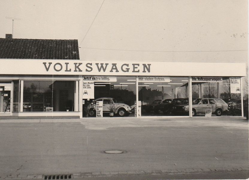 Ein Schwarzweißfoto eines Volkswagen-Händlers