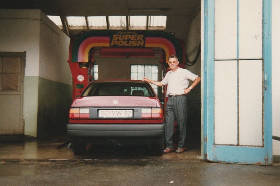 Ein Mann steht vor einer Super Polish Autowaschanlage
