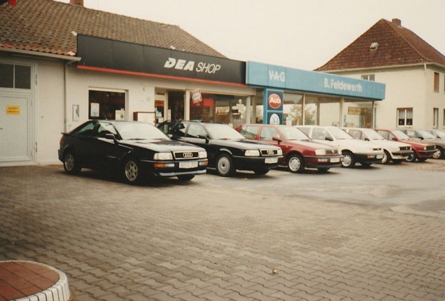 Eine Reihe von Autos parkten vor einem DEA-Shop