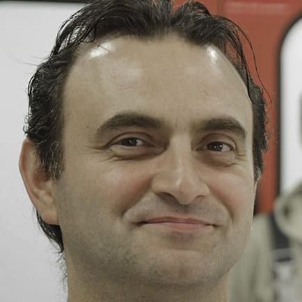 Eine Nahaufnahme des Gesichts eines Mannes mit einem Lächeln im Gesicht