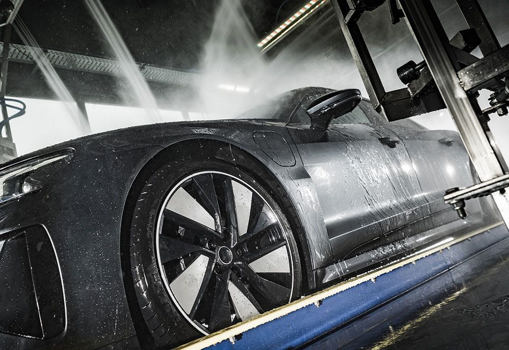 Ein Auto wird in einer Waschanlage gewaschen