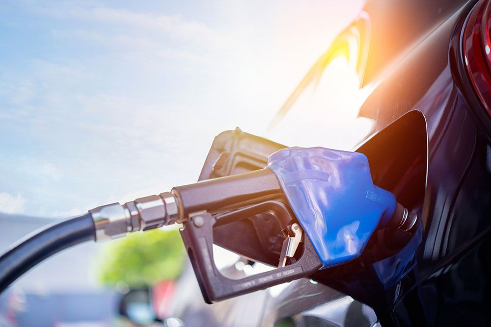 An einer Tankstelle wird ein Auto betankt.