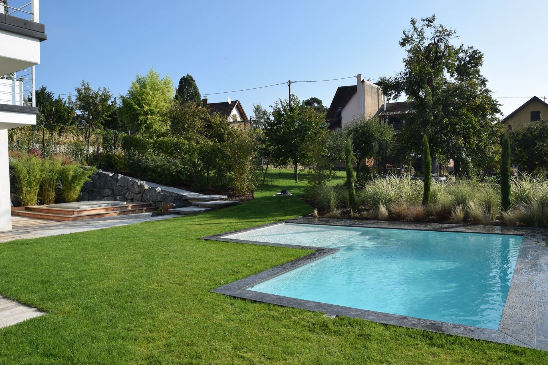 Piscine de grande taille dans un jardin.