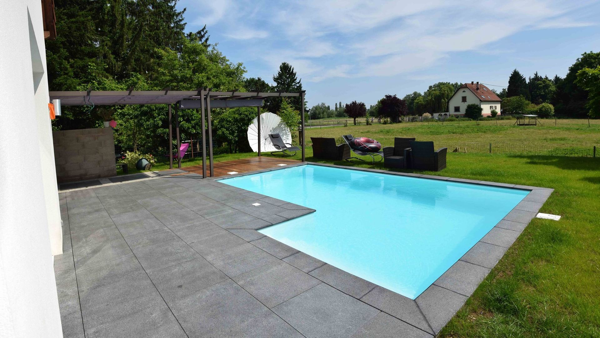 Piscine avec forme atypique.