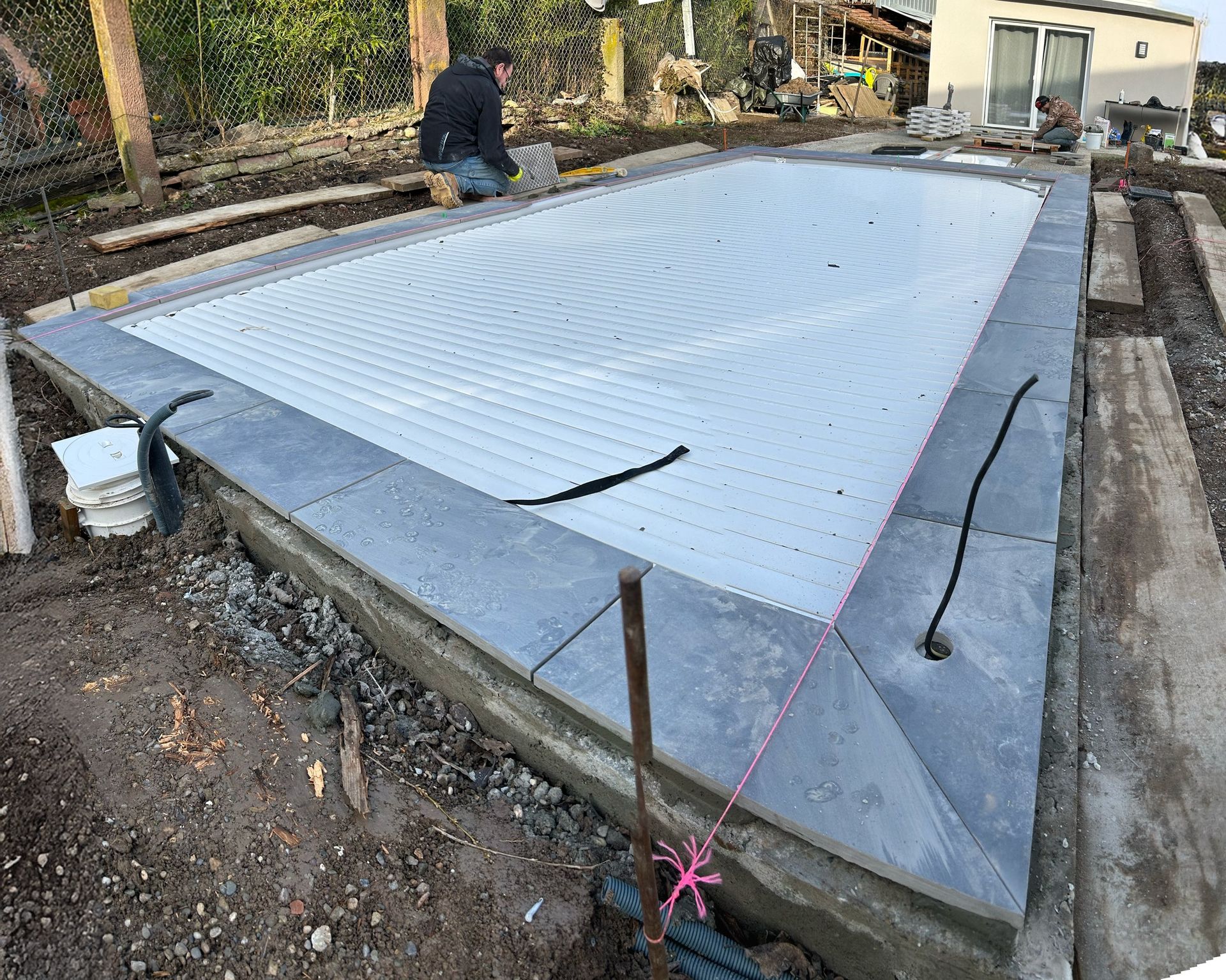 Tour de pisicine en béton lors de travaux d'aménagement.