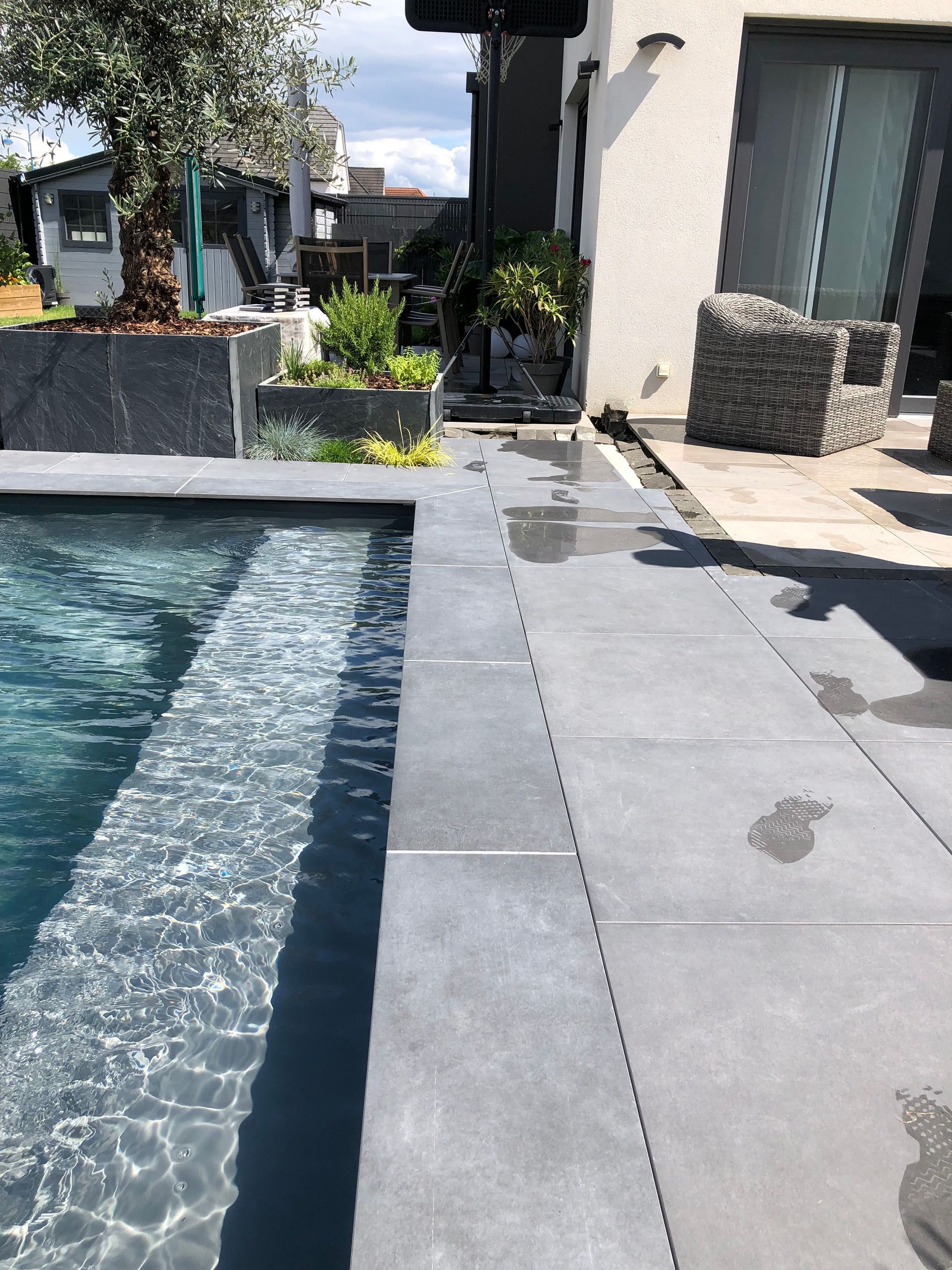 Bord de piscine en dalle béton.