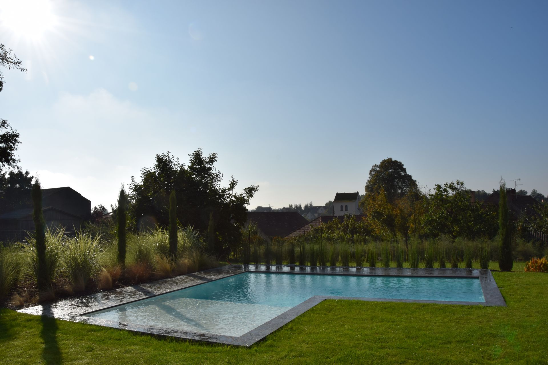 Piscine avec une forme en L.