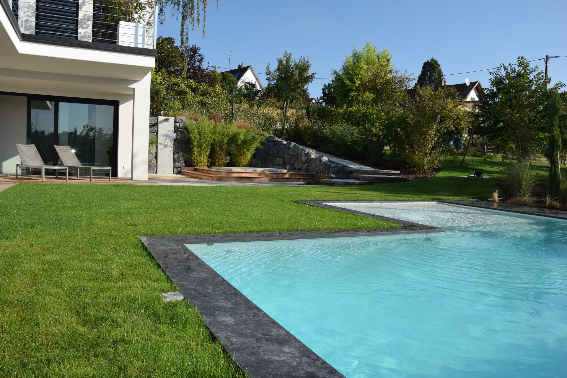 Très grande piscine creusée.