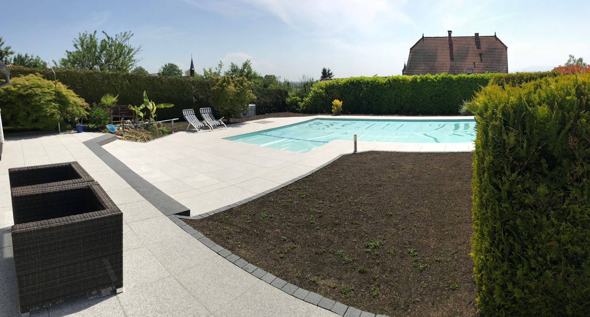 Piscine couverte par une bâche de volet roulant.