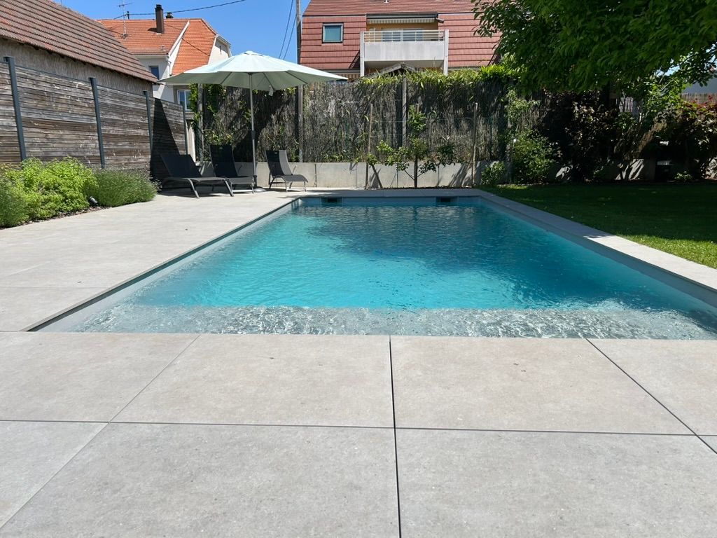 Piscine à l'eau claire.