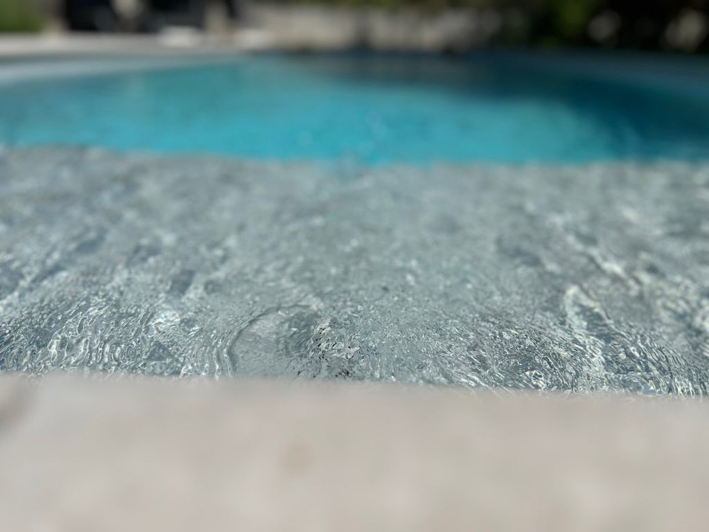 Gros plan sur l'eau d'une piscine.