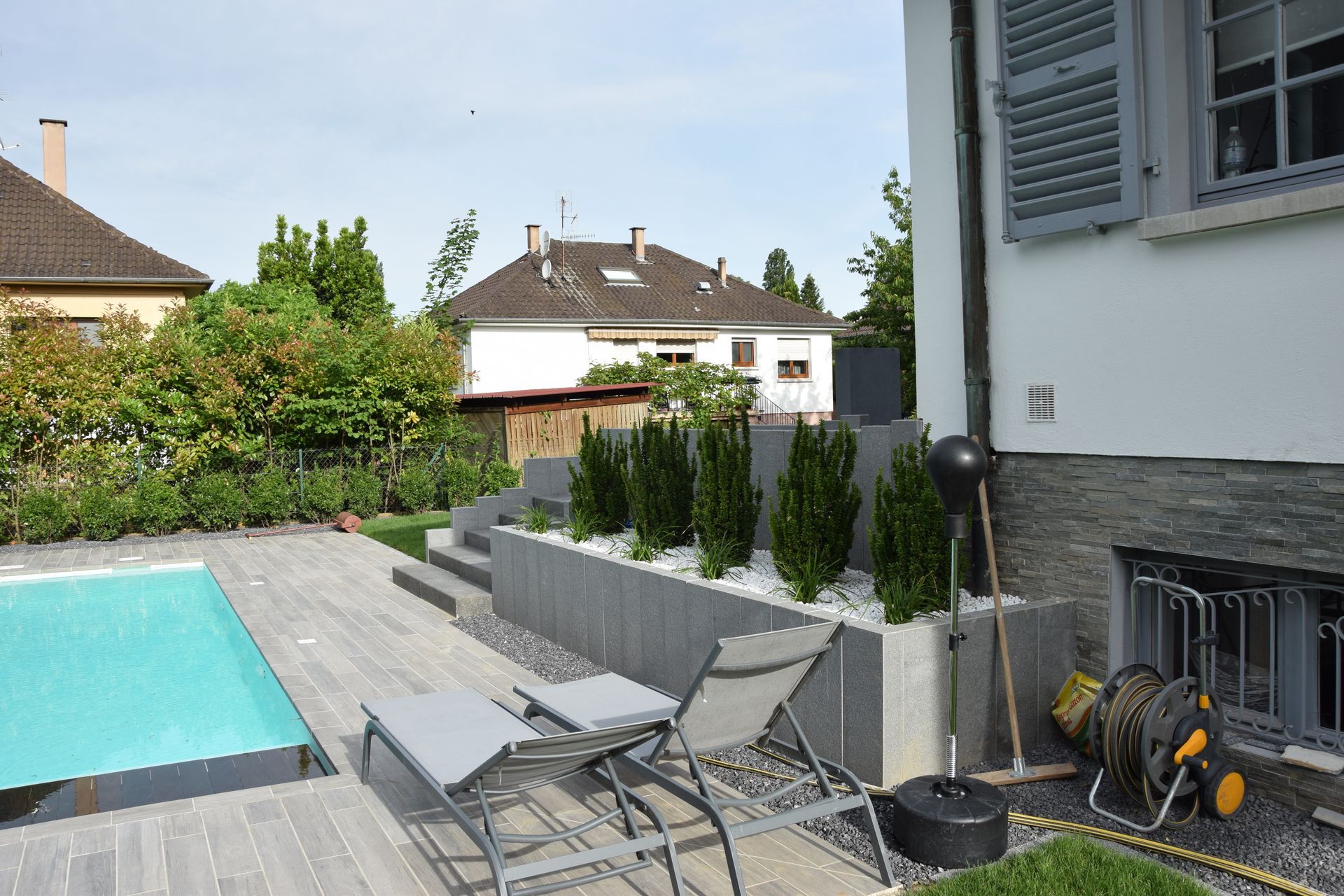 Piscine à proximité d'un espace détente.