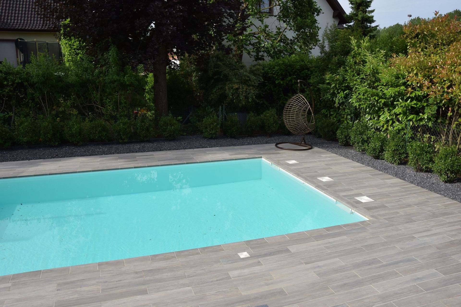 Grande terrasse de piscine.