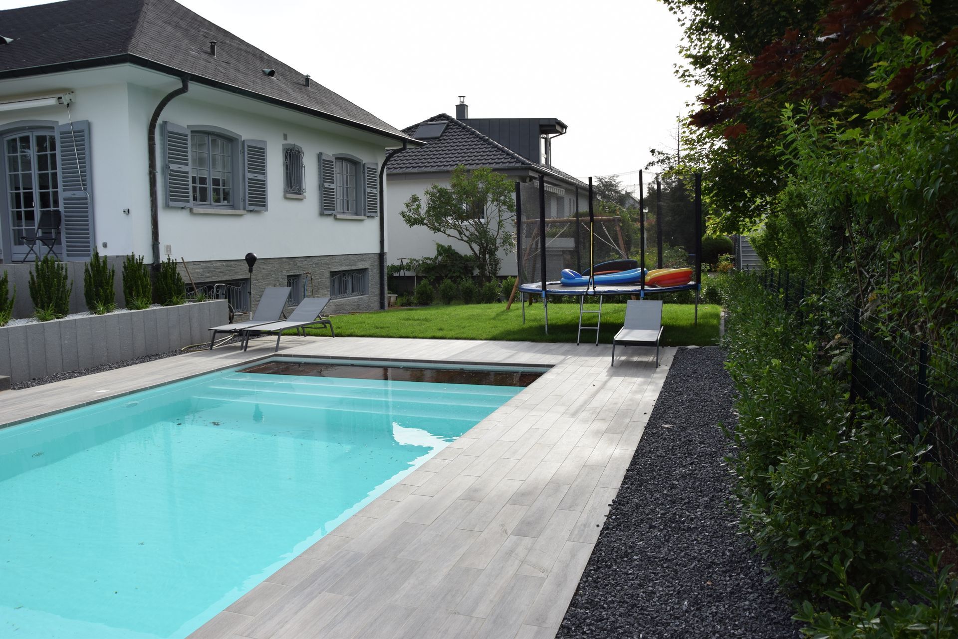Espace enfant à proximité d'une grande piscine.