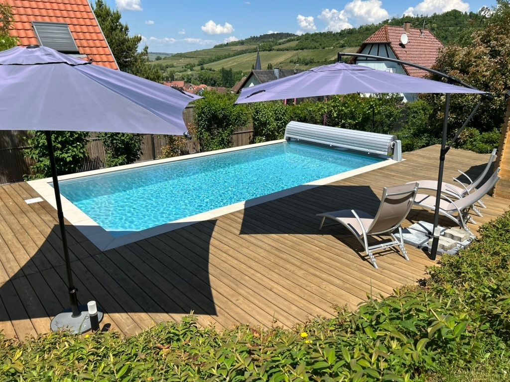 Piscine d'une maison à la campagne.