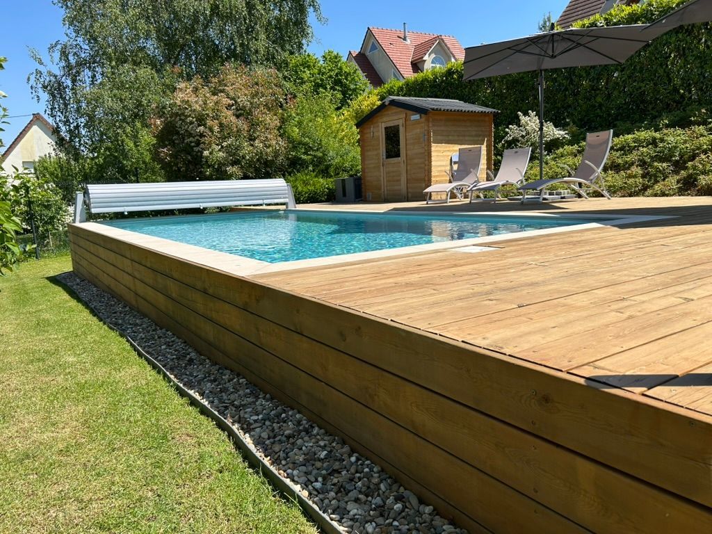 Terrasse incrustée dans une terrasse en bois.