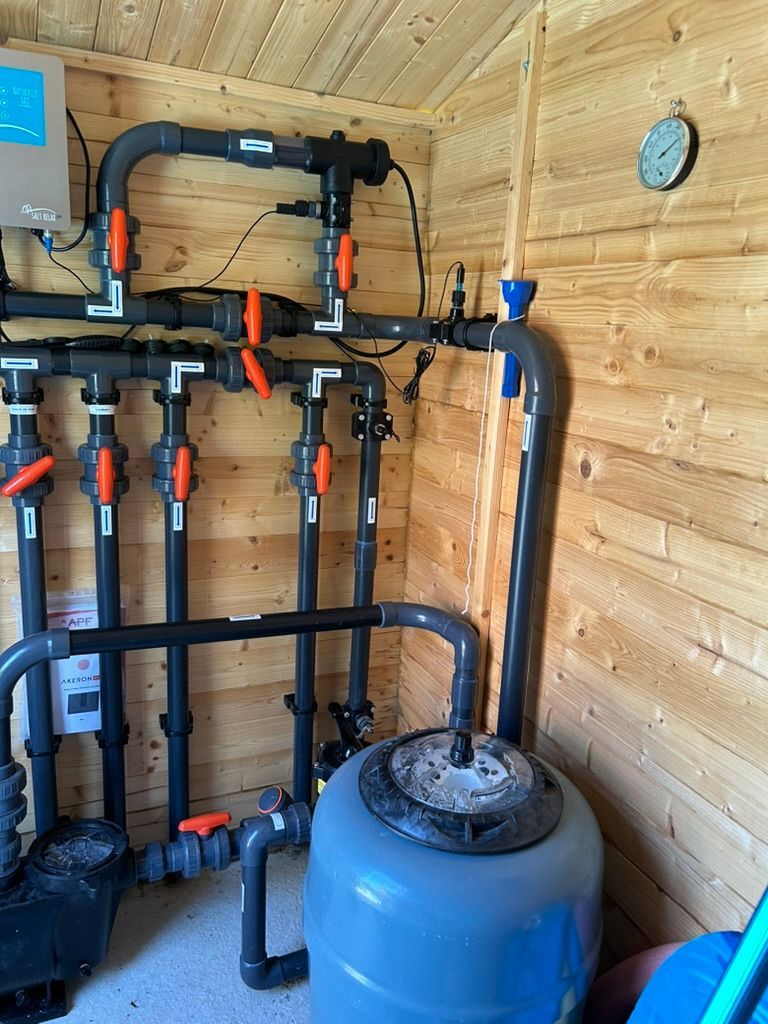 Tuyaux pour le système d'eau d'une piscine.