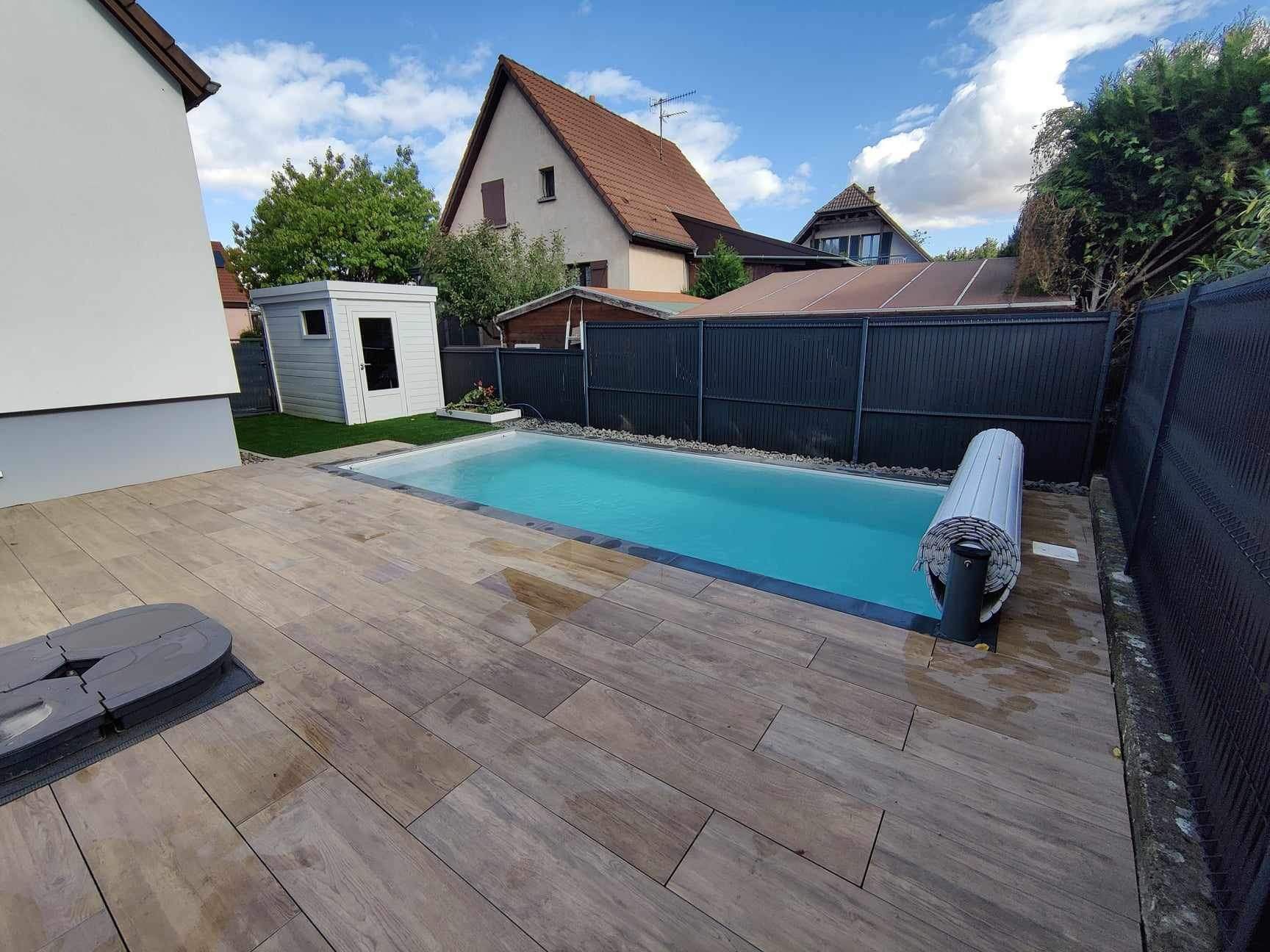 Piscine avec un volet roulant.