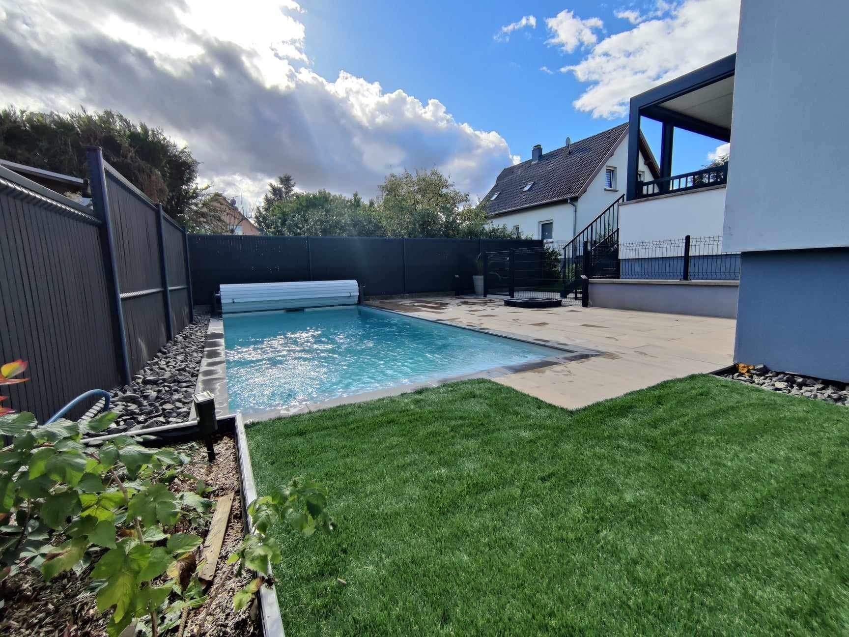 Piscine longeant une clôture.