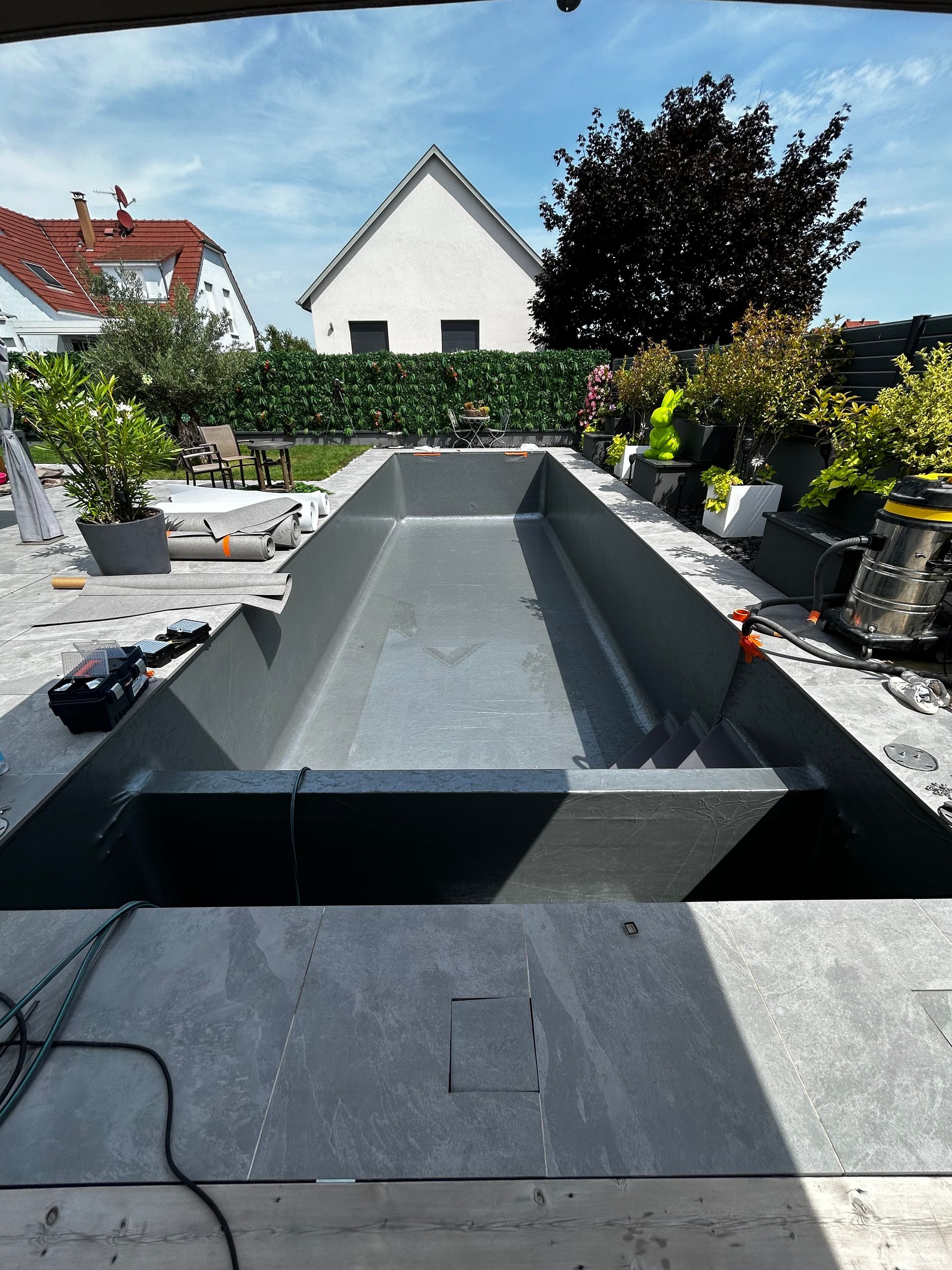Piscine en cour d'installation.