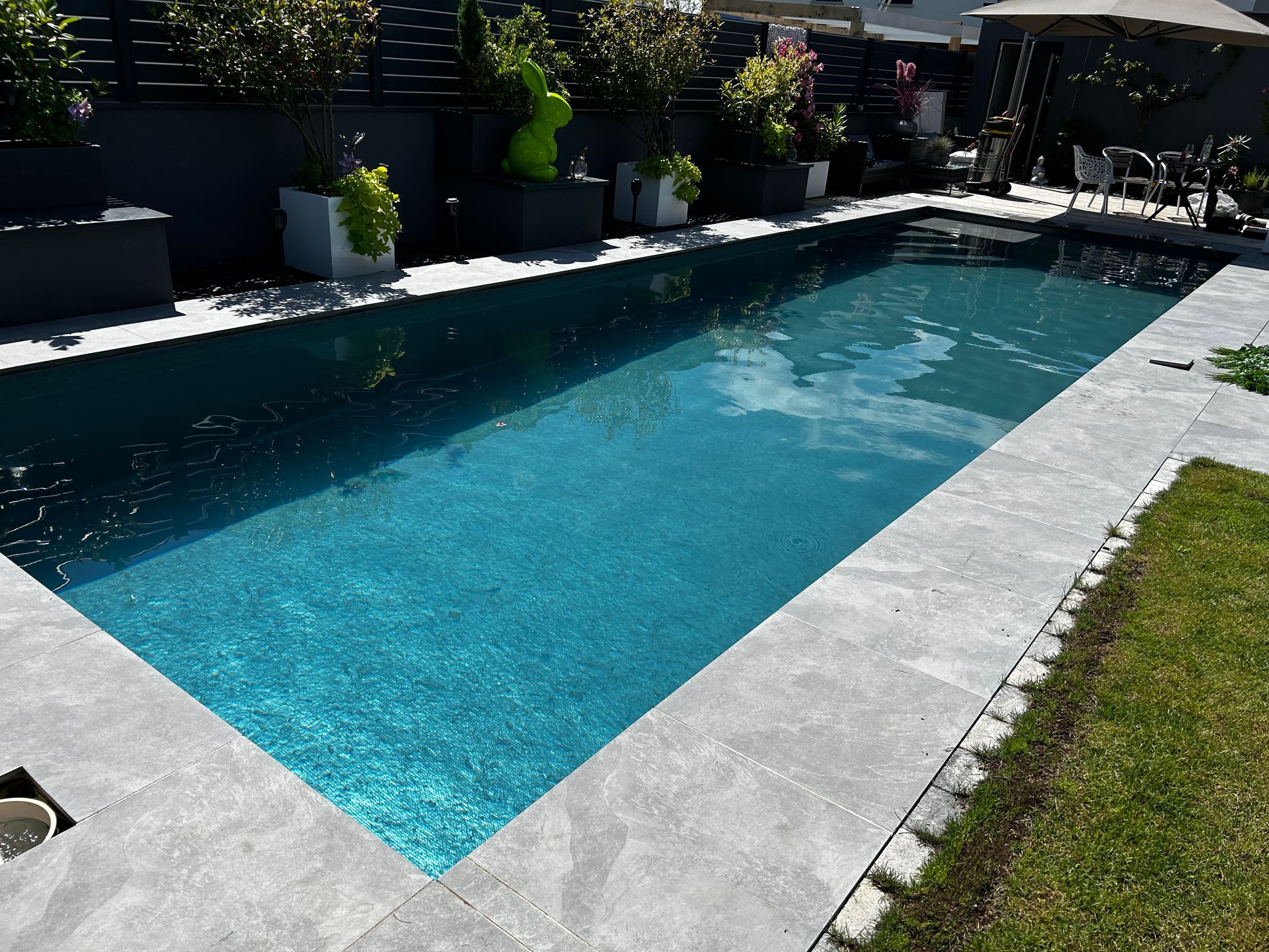 Piscine urbaine en longueur.