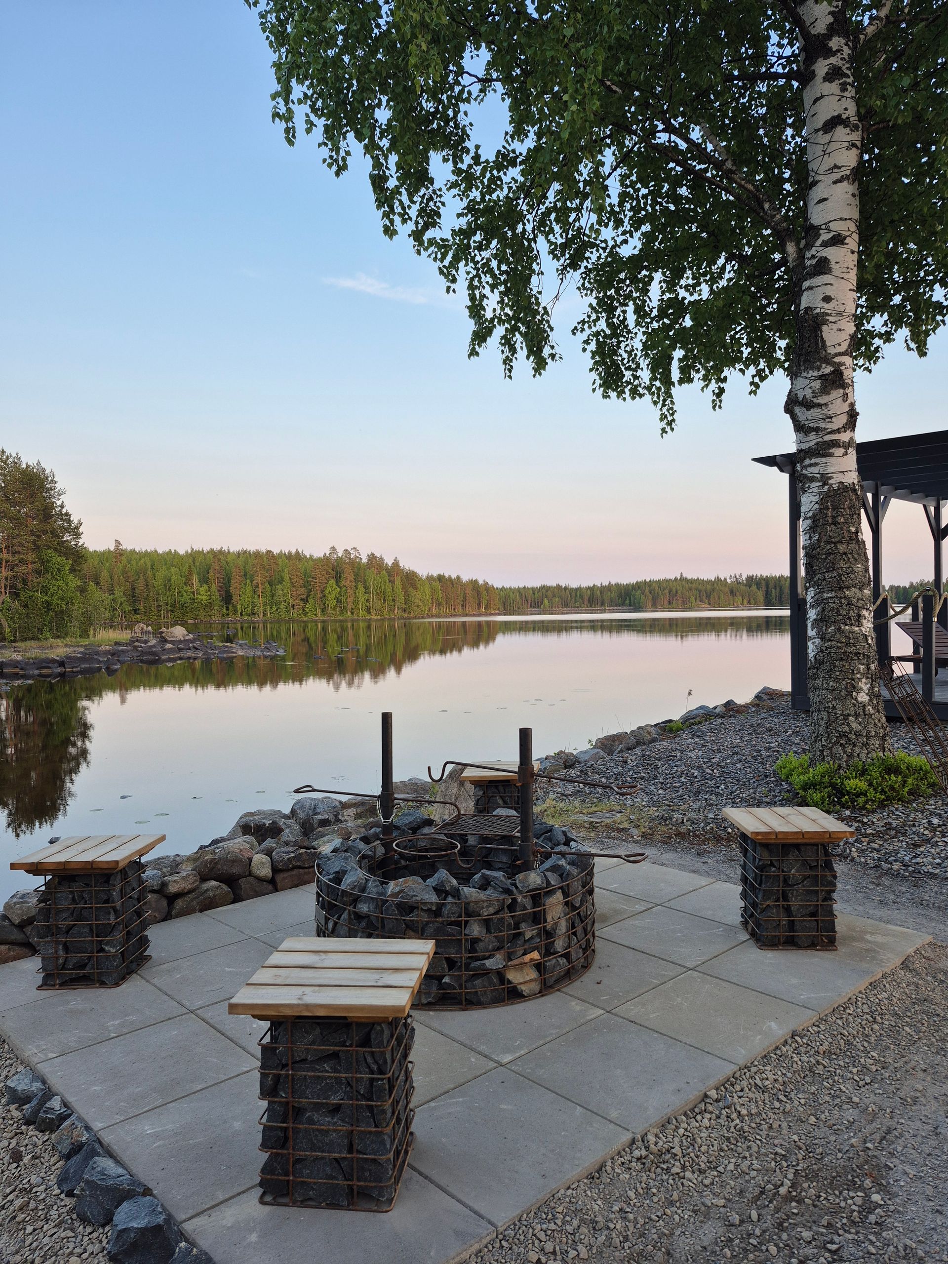 Nuotio rannalla kivikorista tehty jakkarat ja nuotiokori
#kivikori #nuotio #tulisija #ikitaito