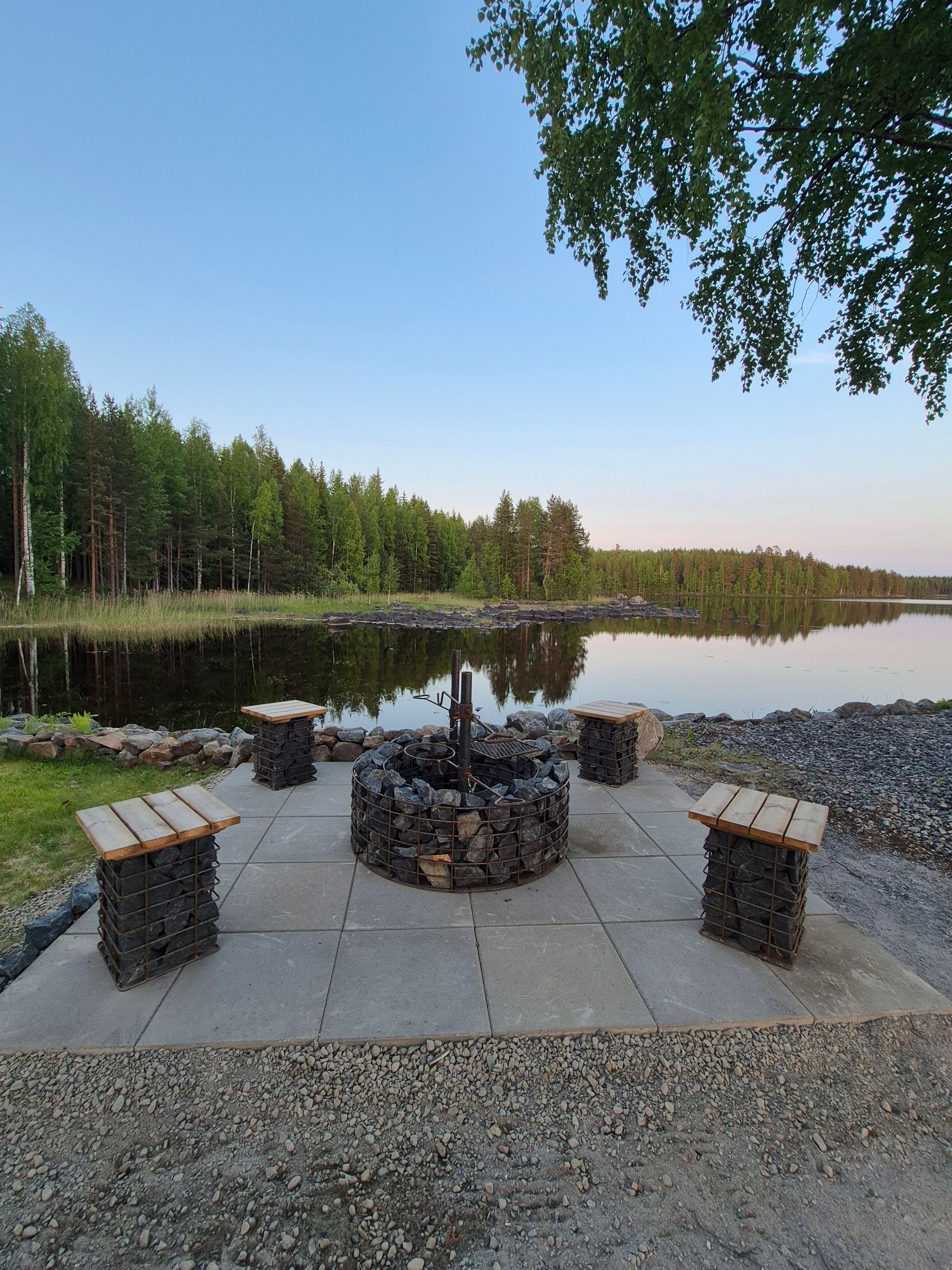 Kivikori nuotiokori ja kivikorista tehdyt jakkarat