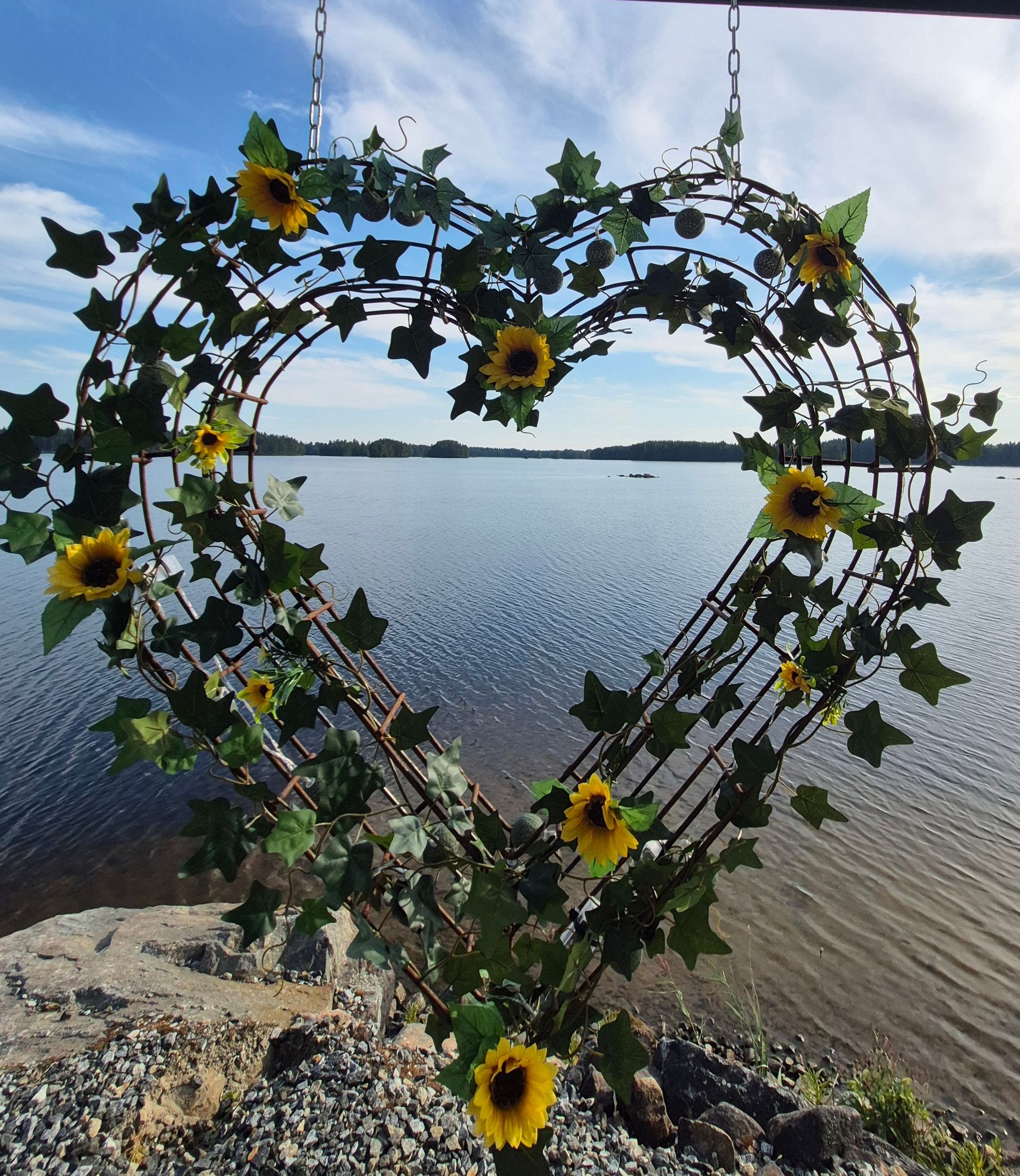 Sydänkori kivikorista kukilla somistettu
#kivikori #ikitaito #pihasuunnittelu #piharakentaminen