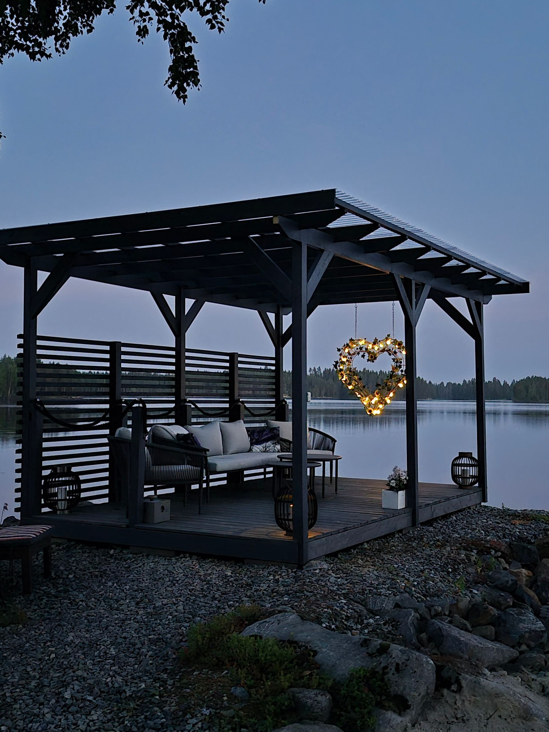 Sydänkori kivikorista valoilla somistettu
#kivikori #ikitaito #pihasuunnittelu #piharakentaminen