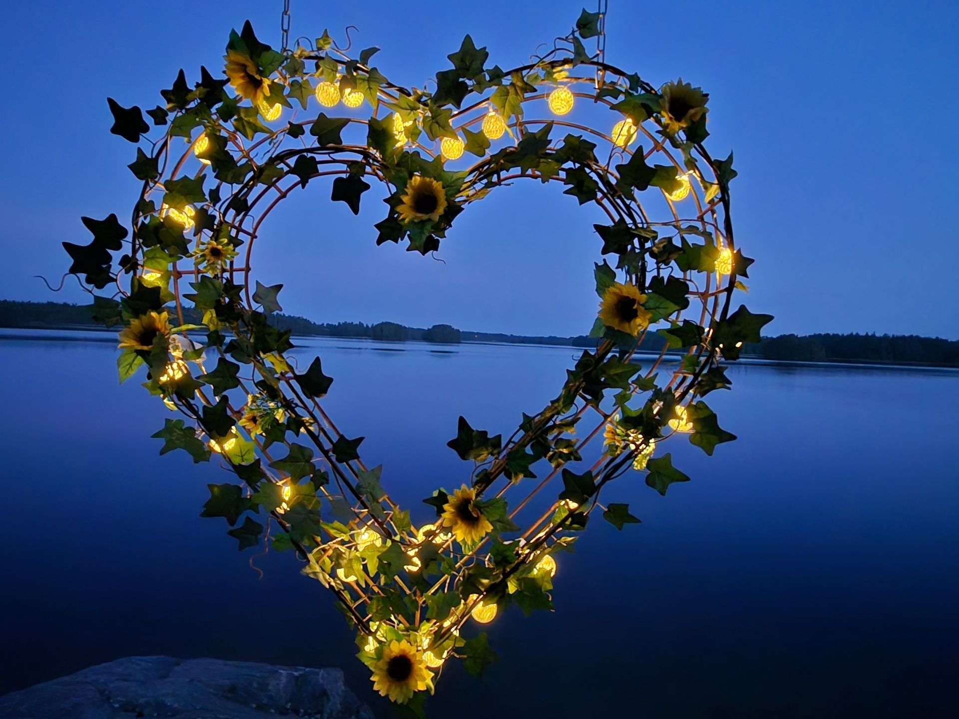 Sydänkori koristeltuna kukilla, kivikori