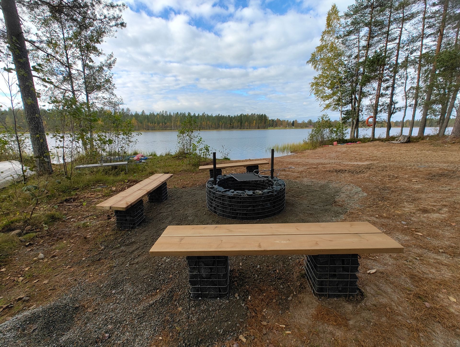 Nuotio rannalla kivikoreista tehty penkit ja nuotiokori
#kivikori #nuotio #tulisija #ikitaito