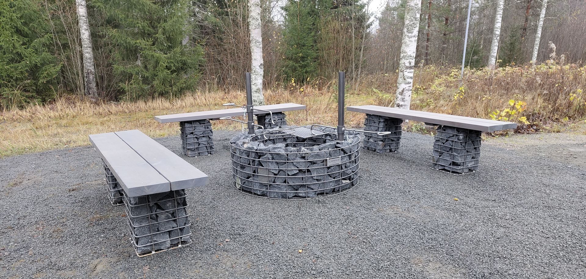 Nuotio rannalla kivikoreista tehty penkit ja nuotiokori
#kivikori #nuotio #tulisija #ikitaito