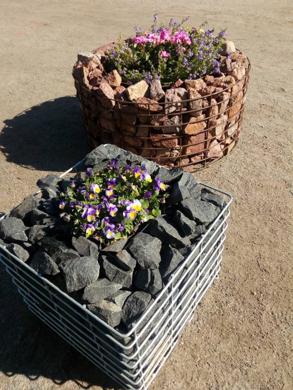 Kivikori kukkapenkkinä