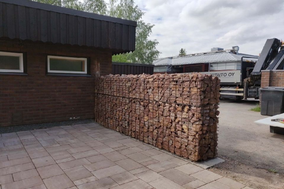 Kivikoreista rakennettu aita