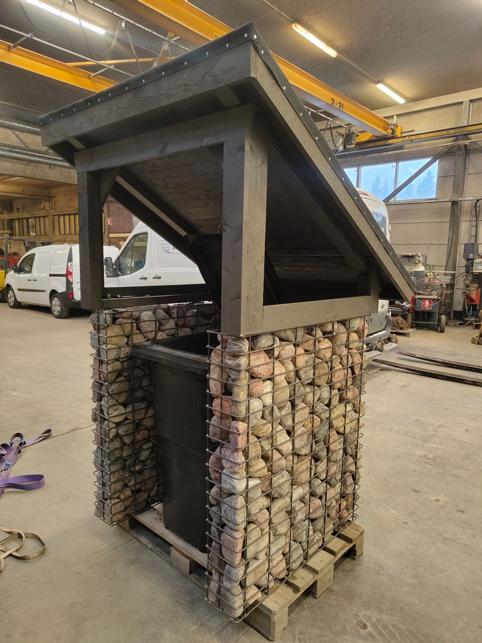 Roskakatos kivikorista ja puusta
#kivikori #roskakatos #ikitaito #kivikorit