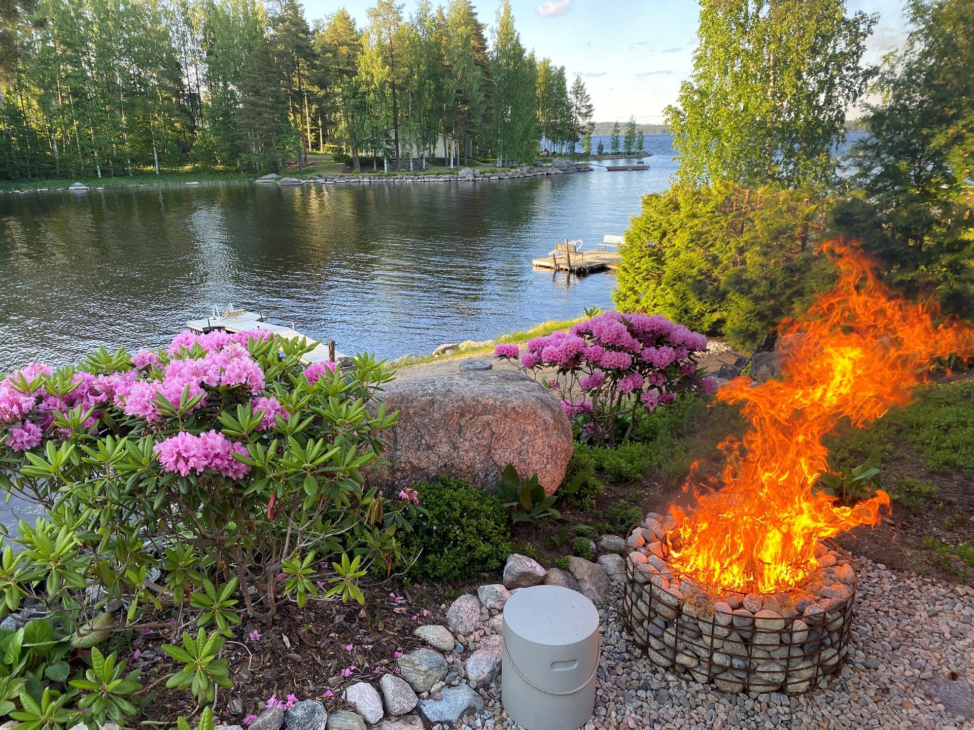 Nuotiokori rannalla istutusten keskellä
#nuotio #kivikori #nuotiokori #ikitaito