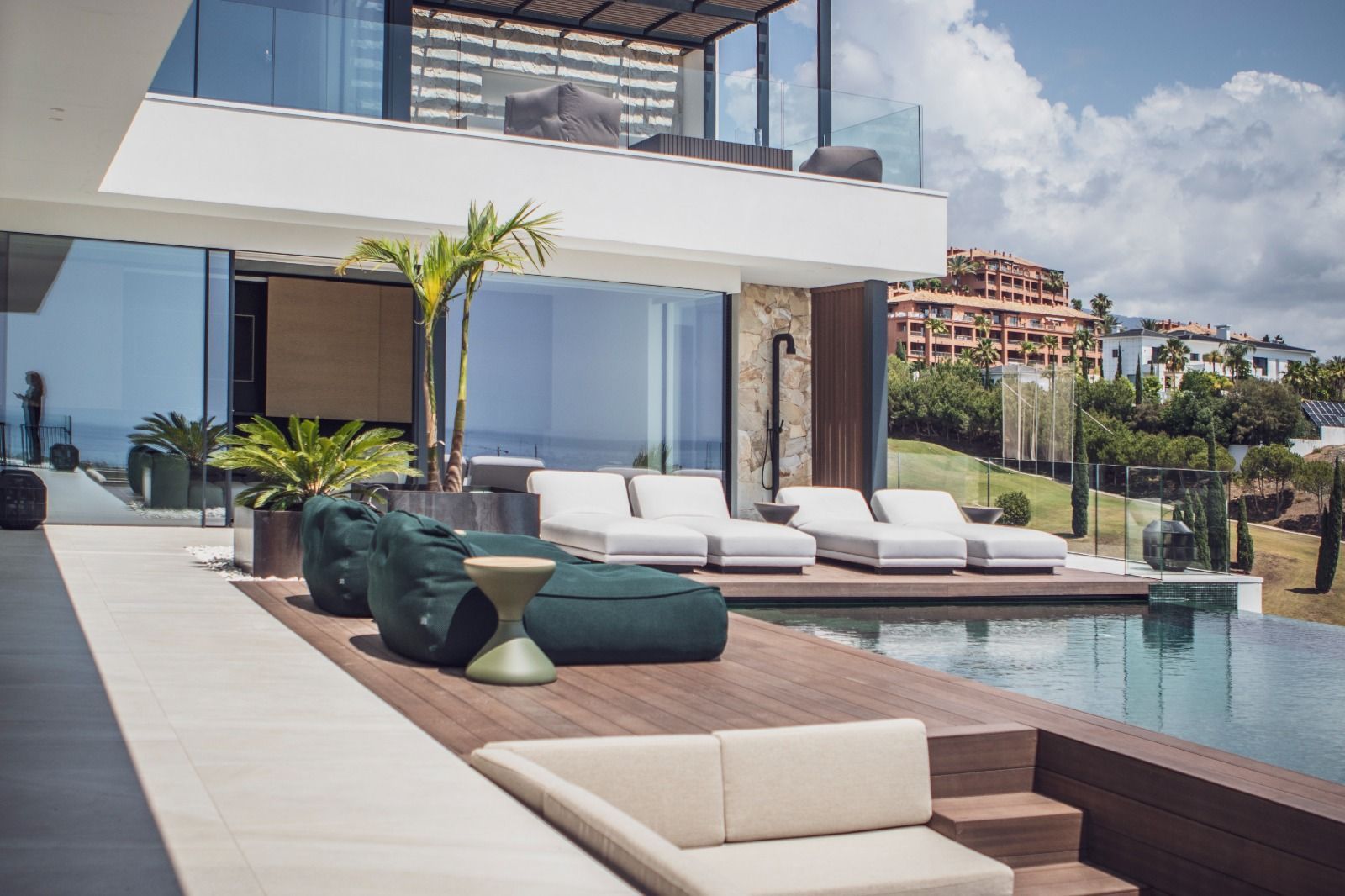 Hay una gran piscina en el medio de la casa.