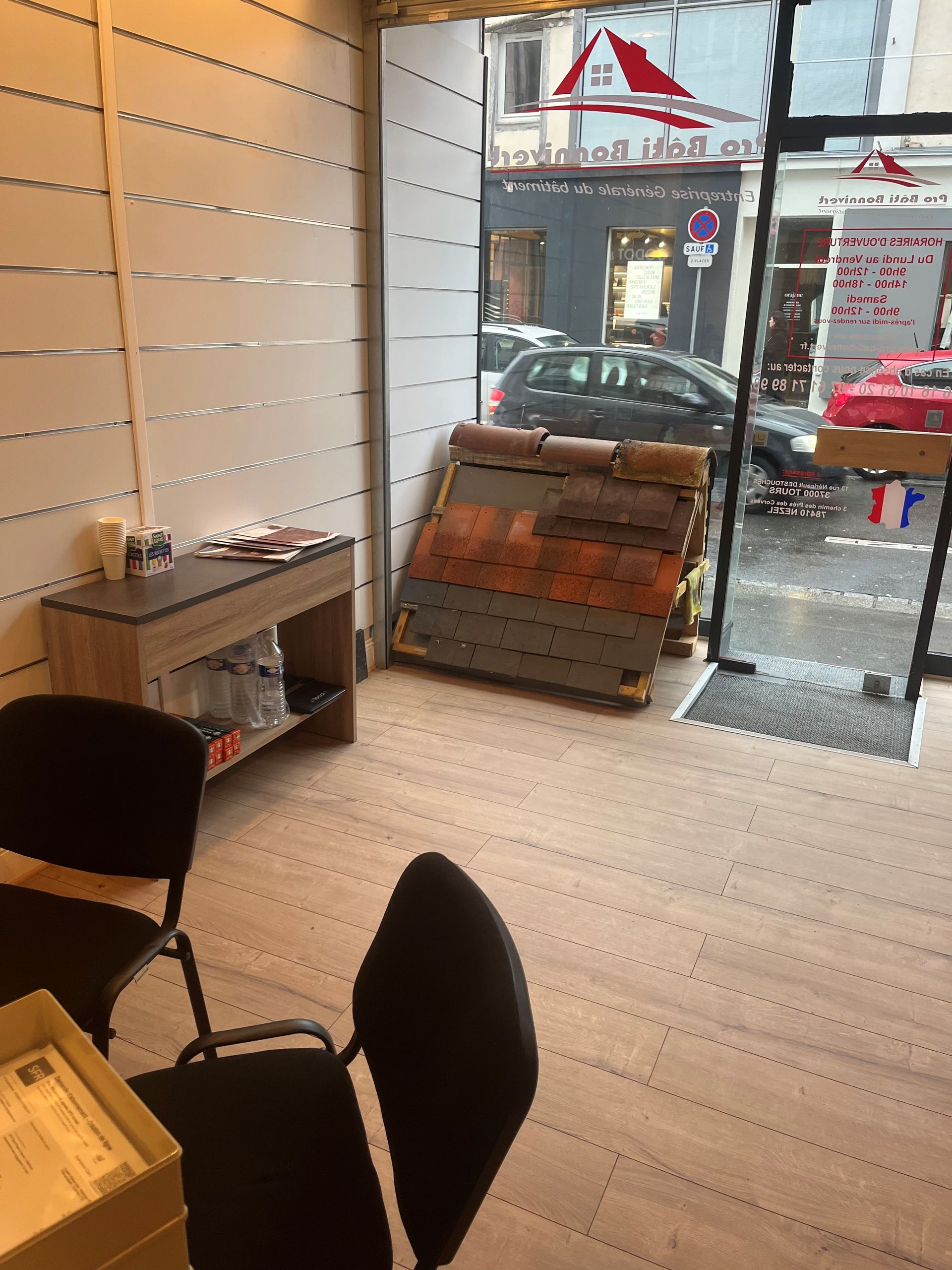 Devanture de l'agence de Tours vue de l'intérieur