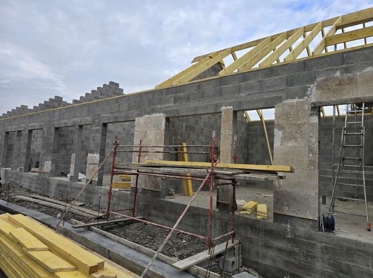 Début de l'installation d'une charpente sur une maison